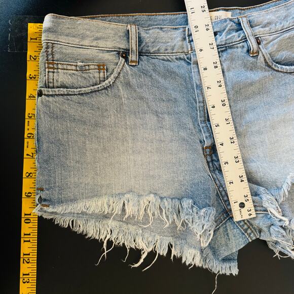 We The Free Cut Off Jean Shorts Womens Size 29 Denim Blue Lightwash Mid Rise - Picture 9 of 10